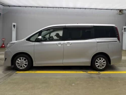 Toyota Noah Hybrid X 2021 3