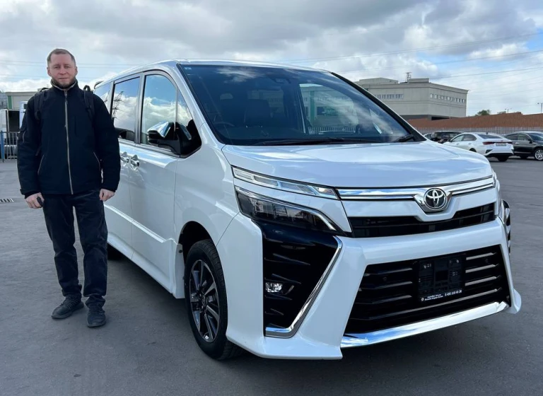 Toyota Voxy Hybrid, 2021