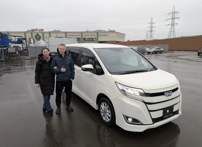 Toyota Noah Hybrid, 2020