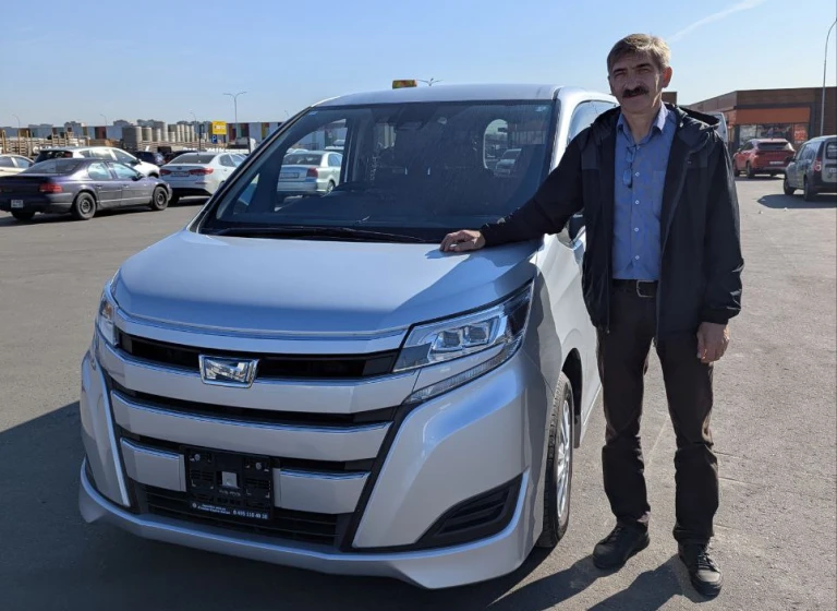 Toyota Noah Hybrid, 2021
